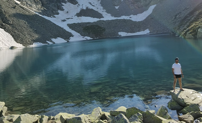 Doğa tutkunları 3 bin 200 rakımda buzul gölüne girdiler