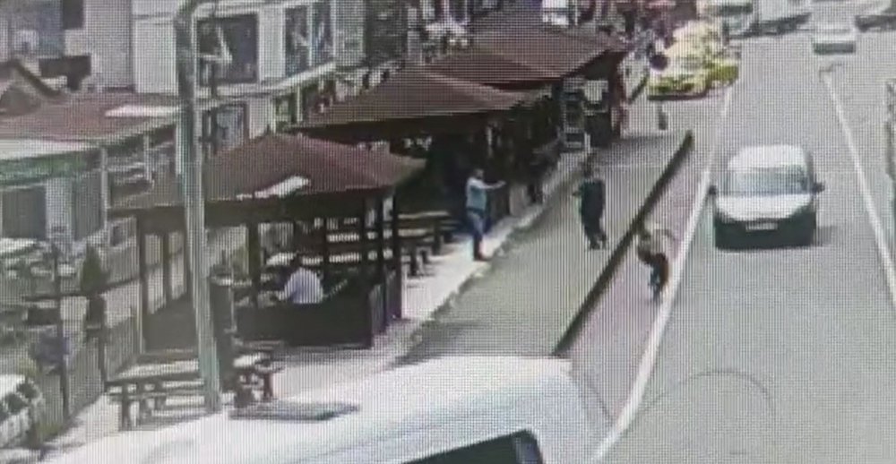 Trabzon’un Sürmene ilçesinde kamelyada yaşanan silahlı kavgada 2 kişi hayatını kaybetti, 1 kişi yaralandı. O anlar saniye saniye kameraya yansıdı.