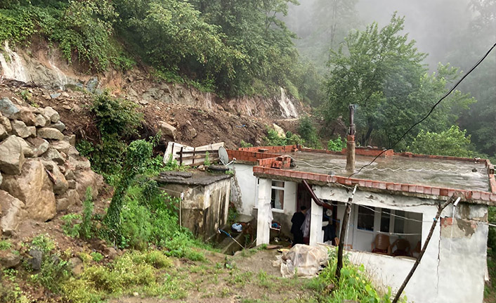 Şiddetli yağış nedeniyle heyelan riski bulunan evdekiler tahliye edildi
