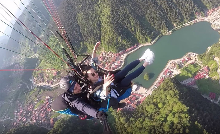Arap turistler Trabzon'da yamaç paraşütünün keyfini çıkarıyor