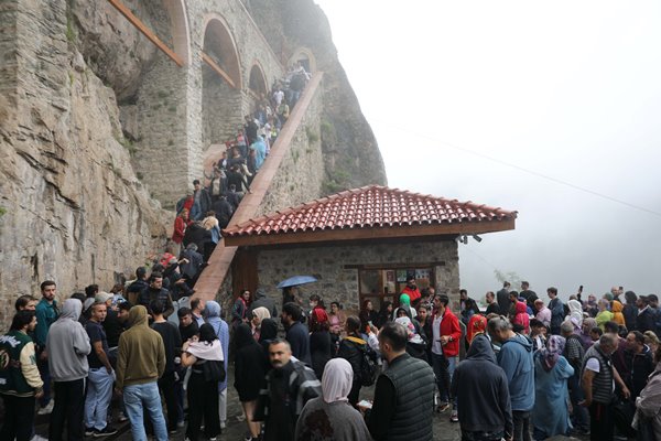 Trabzon'a turizm göçü! 3 bin 500 turist...