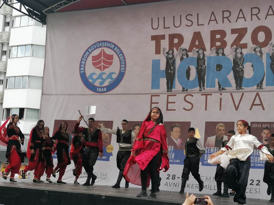 Trabzon’da horon festivaline turistlerden yoğun ilgi