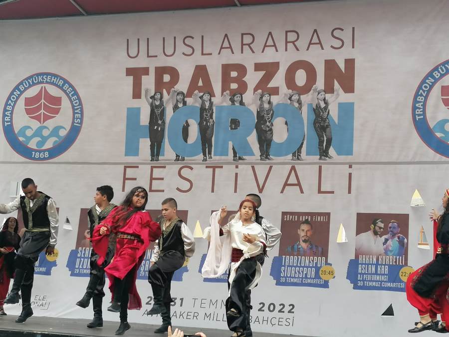 Trabzon’da horon festivaline turistlerden yoğun ilgi