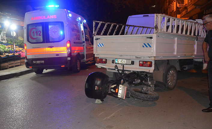 Hafif ticari araç ile motosiklet çarpıştı: 2 yaralı