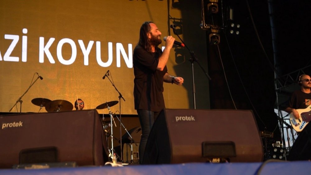 Niyazi Koyuncu, otostopla geldiği Sinop’ta düzenlenen festivalde sahne aldı.