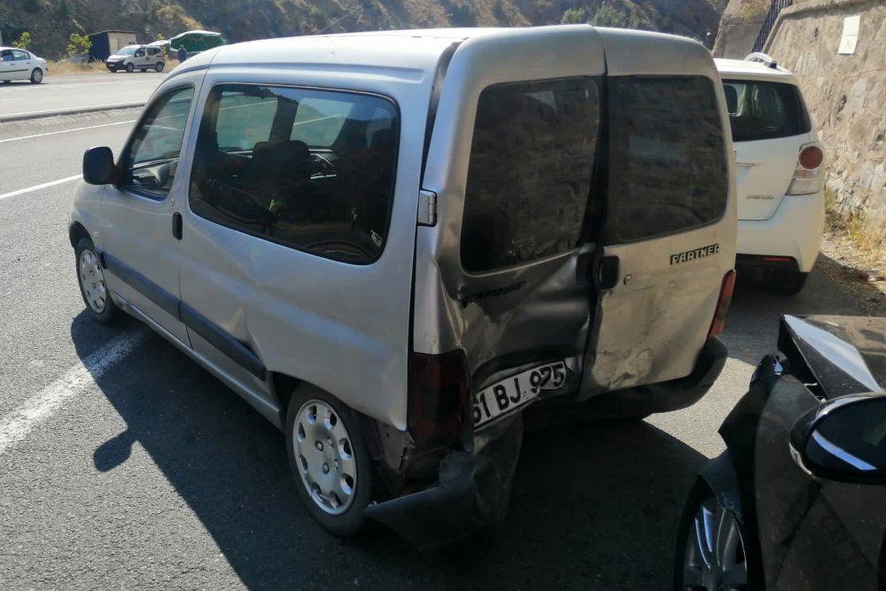 Gümüşhane'de araç kontrol çıktı! Trabzon plakalı araca çarptı
