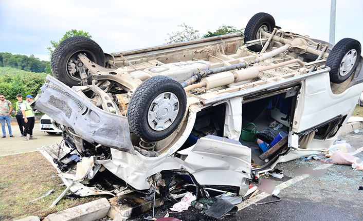 Mevsimlik tarım işçisi taşıyan minibüs kaza yaptı! 1 ölü, 19 yaralı