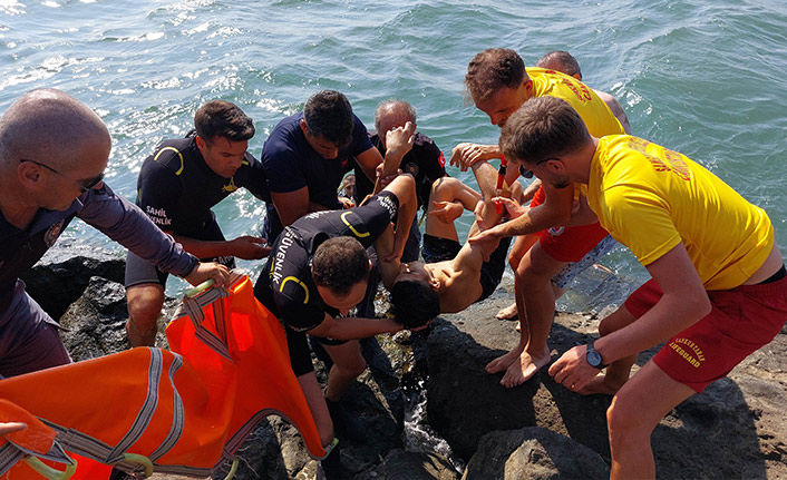 Karadeniz'de dalgalara kapılan genç, dalgıç polisler tarafından kurtarıldı