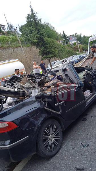 Trabzon’da Feci kaza! Otomobil tıra arkadan çarptı