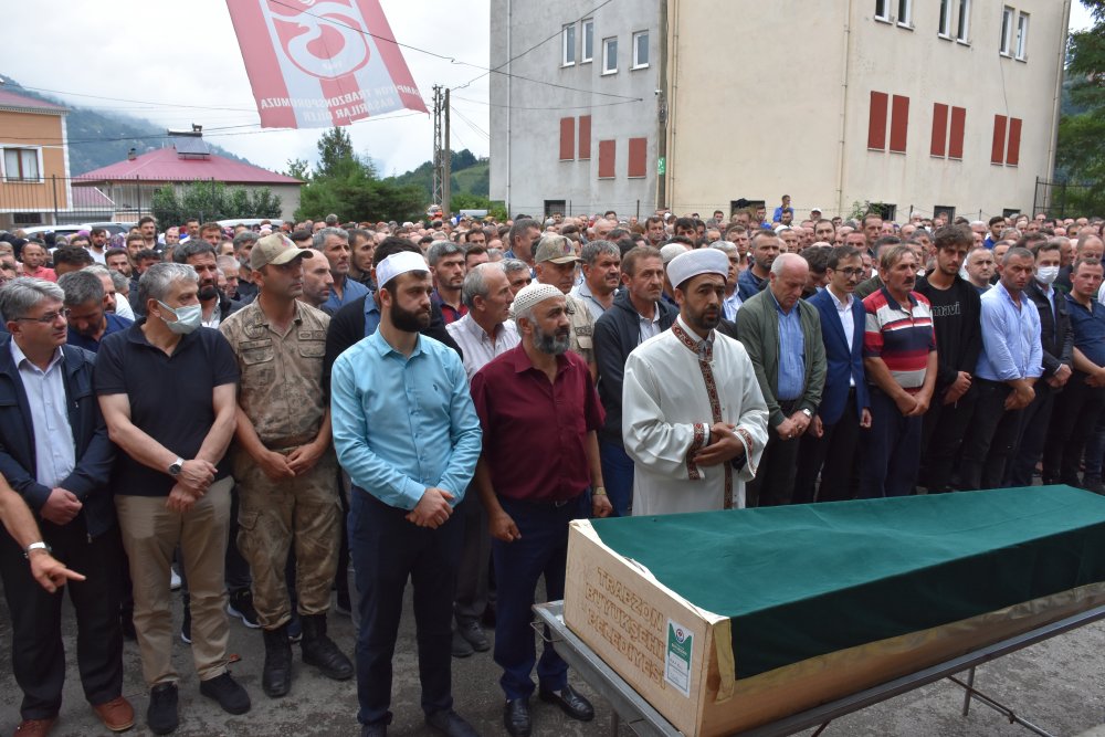 Trabzon'da kazada ölen damat, düğününün yapıldığı mahallede toprağa verildi