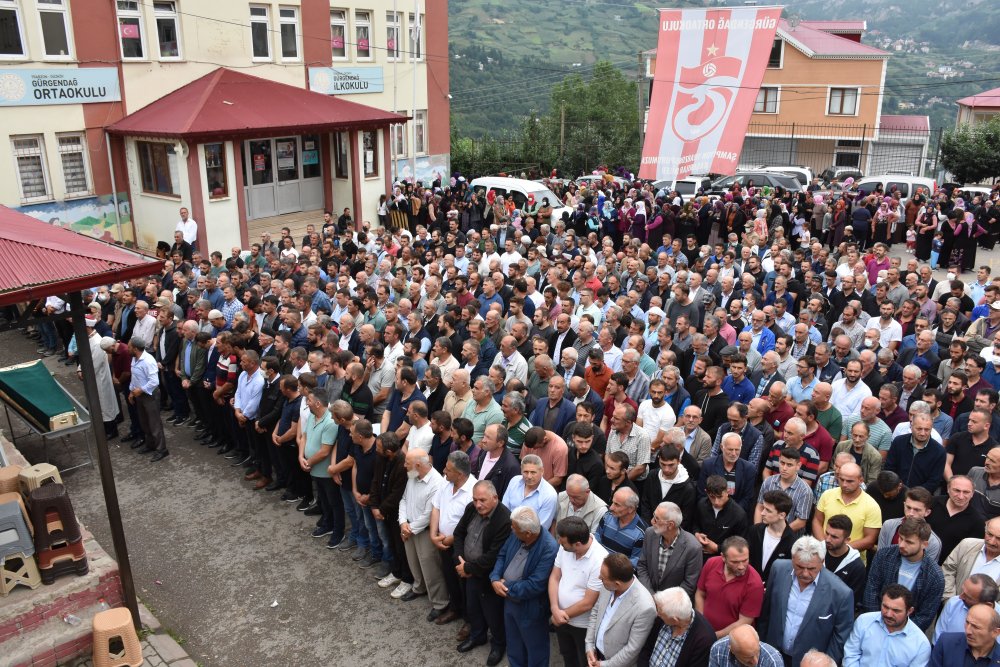 Trabzon'da kazada ölen damat, düğününün yapıldığı mahallede toprağa verildi