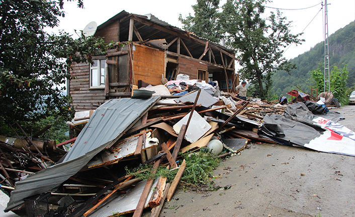 Trabzon'da eşyaları çıkartılmadan evleri yıkıldı! Ev sahipleri öfkeli