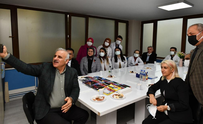 Trabzon Büyükşehir Belediyesi'nin üniversite hazırlık kursuna katılan öğrenciler mezun oldu