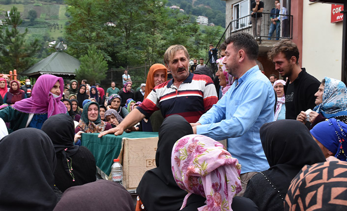 Trabzon'da trafik kazasında ölen damat toprağa verildi 