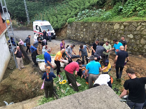 Rize’de Trabzon plakalı tur minibüsü devrildi: 24 yaralı