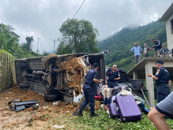 Rize’de Trabzon plakalı tur minibüsü devrildi: 24 yaralı