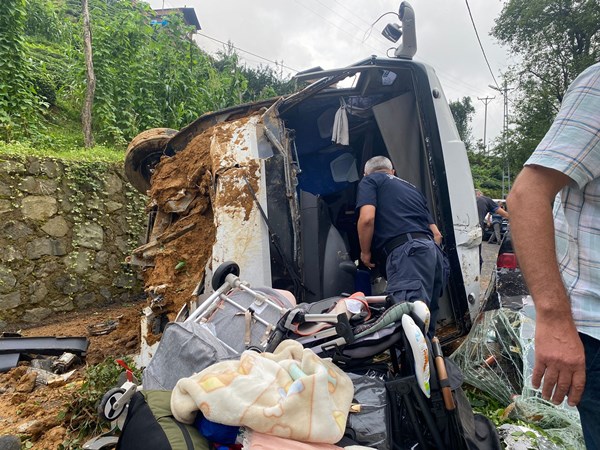 Rize’de Trabzon plakalı tur minibüsü devrildi: 24 yaralı