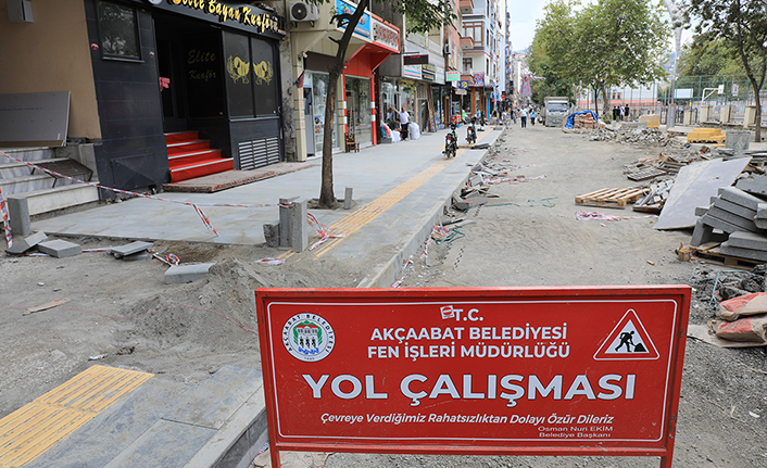 Akçaabat'ta sokak ve caddelerde yenileme çalışmaları devam ediyor