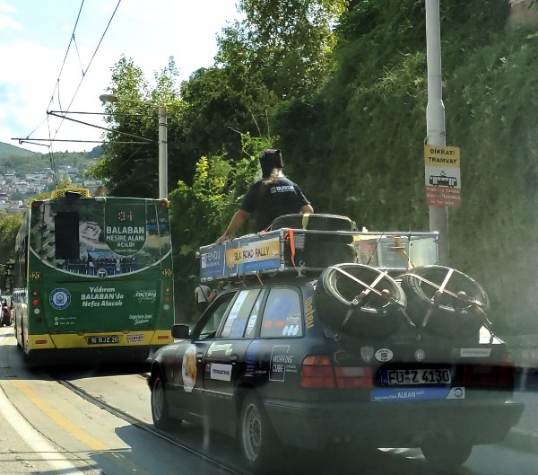 Otomobilin üzerinde şehir yolcuğu yaptı, gören bir daha baktı! Trabzon'a da gelecekler