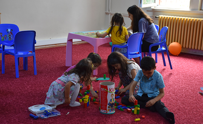 Trabzon'da mevsimlik işçilerin çocukları hem eğleniyor hem öğreniyor