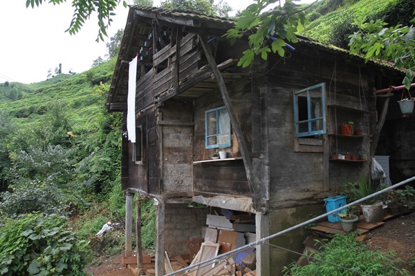 Rize'de köy sakinleri o aile için seferber oldu