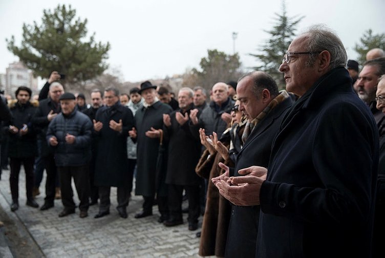 Gençlerbirliği'nin efsane başkanı İlhan Cavcav mezarı başında anıldı