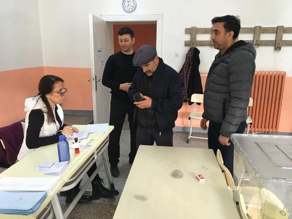 Trabzon'da oy kullanma işlemi başladı