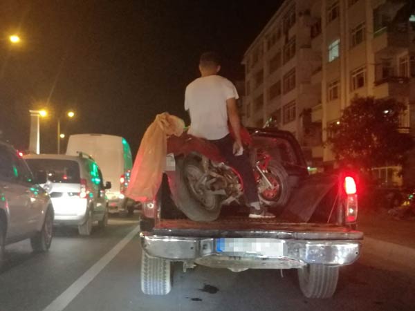 Trafikte şaşırtan görüntü - kamyonet üzerinde böyle seyahat etti