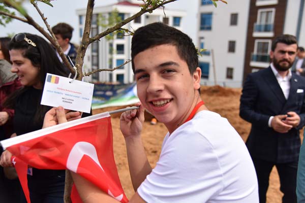 Romanya ve Polanya'dan Trabzon'a gelen öğrenciler fidan dikti