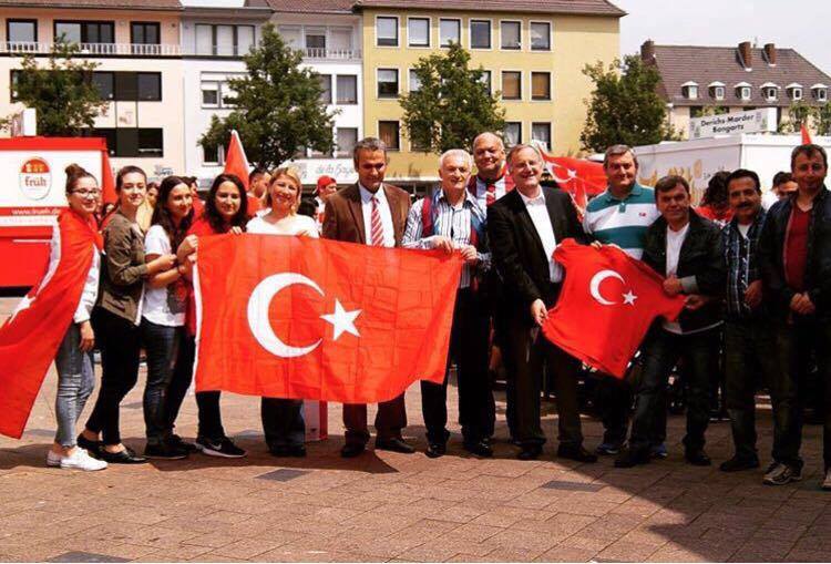 Belçika’da yapılacak festival öncesi Avrupa’da yaşayan gurbetçilerimiz teröre karşı ortak tepkilerini koyacak bir eylem hazırlığında TERÖRÜ LANETLİYORUZ Almanya Düren Karadenizliler Derneği Başkanı Feyzullah Yurtsever İstanbul’da meydana gelen terör olaylarına büyük tepki göstererek “Bize diz çöktürmek isteyenler bize korku salmak isteyenler topraklarımıza göz dikip huzur bozmak isteyenler bilsinler ki asla emellerine ulaşamayacak.Terörü lanetliyoruz ve herkesi daha çok kenetlenmeye davet ediyoruz” dedi. FESTİVALDE DE TEPKİMİZİ KOYACAĞIZ 1-5 Mart 2017 tarihleri arasında Belçika’nın Genk Bölgesinde düzenleyecekleri Karadeniz Kültür Sanat Festivaline Avrupa’da yaşayan herkesi davet ettiklerini belirten Yurtsever “Dili-dini ne olursa olsun teröre karşı ortak bir duruş sergilemek,insanlıktan yana tavır almak isteyenleri etkinliğimize davet ediyoruz.Gelin bu festivalden teröre meydan okuyup kararlığımızı ortaya koyalım” şeklinde konuştu KARADENİZ AVRUPA’YA  AKACAK Karadeniz Kültür Sanat Festivali’nin Tekirdağ-İstanbul-İzmit,Sakarya-Bolu, Zonguldak ,Bartın, Karabük, Kastamonu, Çorum, Sinop, Tokat, Amasya, Samsun, Ordu,Giresun,Trabzon,Rize,Gümüşhane,Bayburt ve Artvin illerinin katılımıyla gerçekleşeceğini belirten Yurtsever “Amacımız İller ve bölgeler arasındaki işbirliği-dayanışmasına katkı sağlayarak Türkiye’yi her yöresiyle  tanıtmak” dedi.