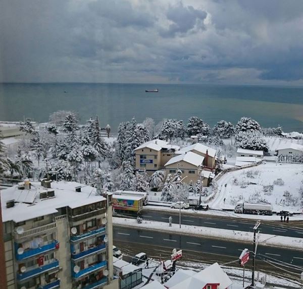 Trabzon ilçelerine yağan kar 1 yıldan sonra şehir merkezine indi