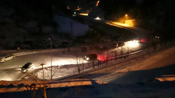 Trabzon Uzungöl'e 4 saat kar yağdı trafik kilitlendi