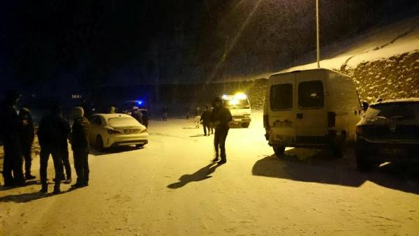 Trabzon Uzungöl'e 4 saat kar yağdı trafik kilitlendi