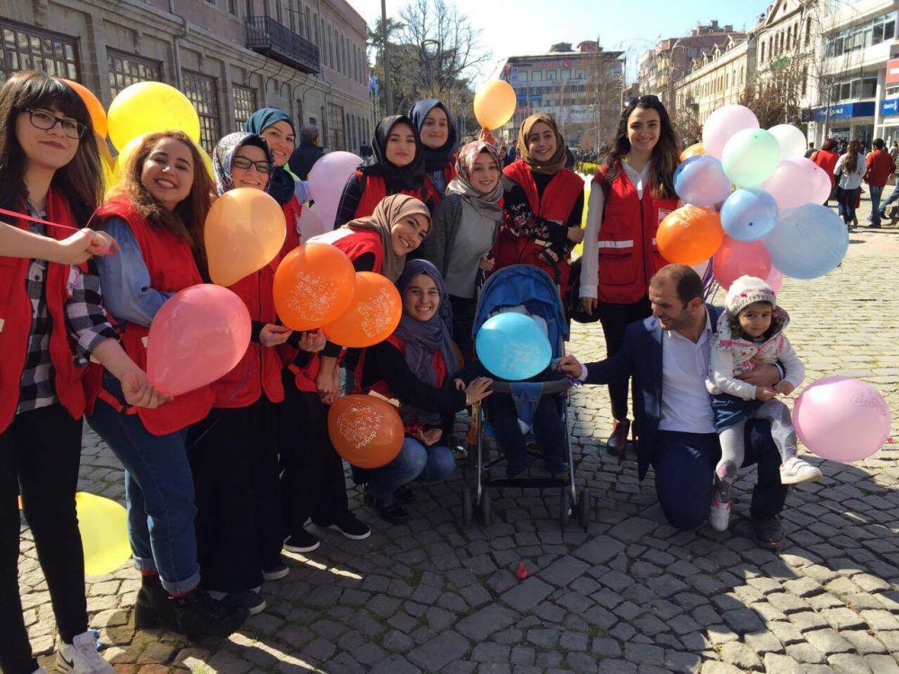 Kızılay'dan  Çocuklara Balonlu Mutluluk...