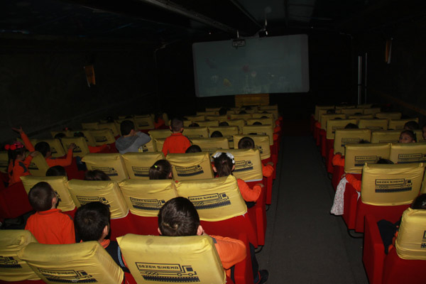 Araklı'da çocukların sinema keyfi
