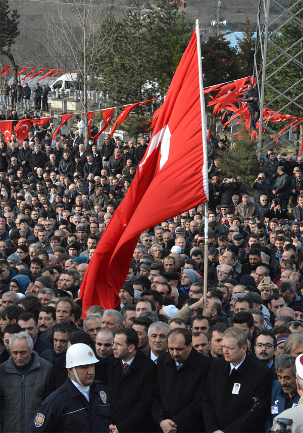 Maçka ilçesi Gürgenağaç Mahallesi'nde ikindi vakti kılınan cenaze namazına İçişleri Bakanı Süleyman Soylu, Trabzon Valisi Yücel Yavuz, Trabzon Büyükşehir Belediye Başkanı Orhan Fevzi Gümrükçüoğlu, Trabzon İl Jandarma Komutanı Albay Okçin Akşit, AK Parti Trabzon milletvekilleri, Trabzon Emniyet Müdürü Ahmet Hakan Arıkan, şehidin ailesi, yakınları ve vatandaşlar katıldı.