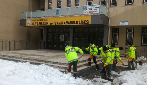 Trabzon'da karla mücadele sürüyor!