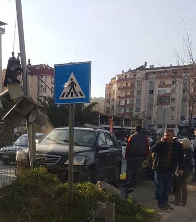 Trabzon'da kaza: Trafik lambasına çarptı