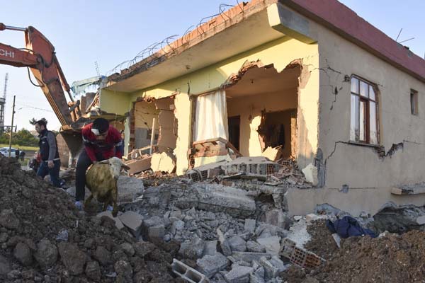 Korkutan deprem! Okullar tatil edildi