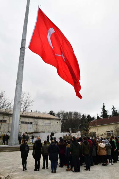 61 metrekarelik Türk Bayrağı göndere çekildi