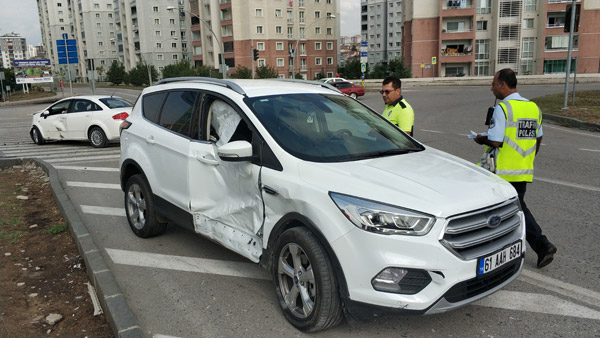 Trabzon plakalı otomobil kaza yaptı: 3 yaralı
