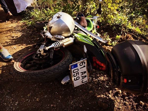 Trabzon'da kaza: Motosikletle dereye uçtu