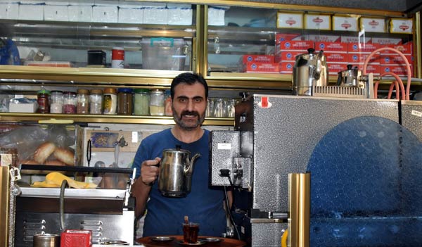 Trabzonlu çaycının ilginç hikayesi - 25 yıldır çaycılık yapıyor ama...