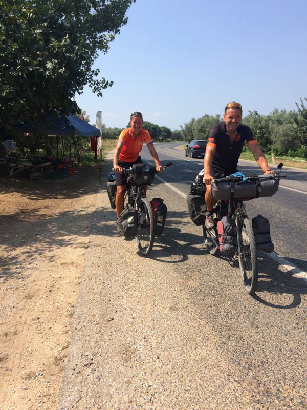Evlerini satarak bisikletle dünya turuna çıktılar - Trabzon'a geliyorlar...
