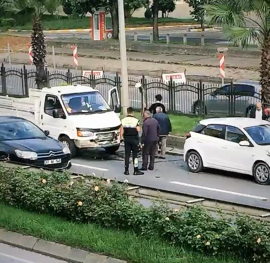 Trabzon'da 4 araç birbirine girdi