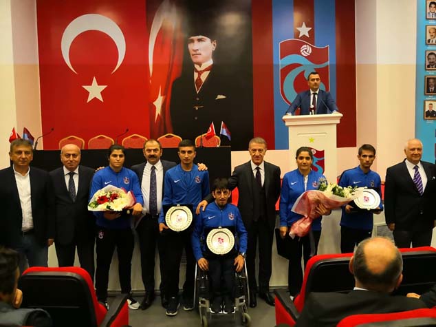 Trabzonspor'dan başarılı sporculara plaket  - 