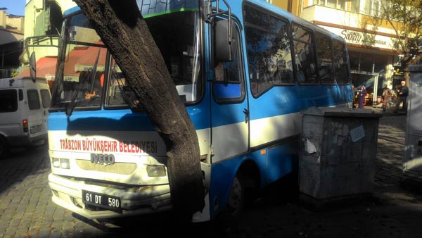Trabzon'da faciadan dönüldü - Freni patlayan midibüs...