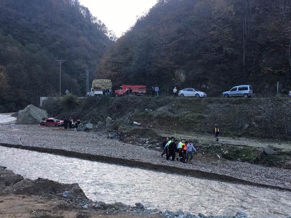 Trabzon'da kamyonet dereye uçtu - 5 yaralı