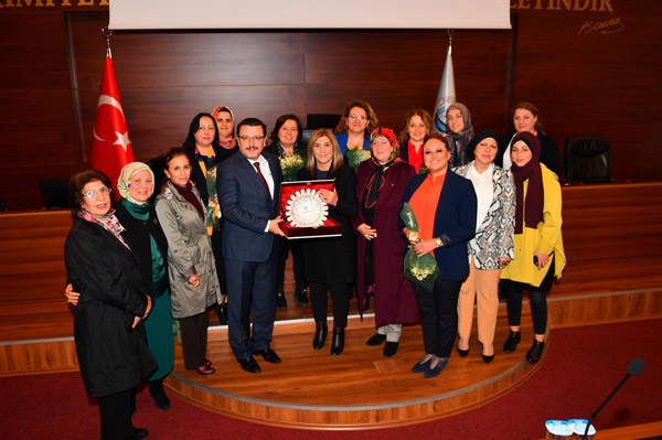 Başkan Genç'ten MHP Kadın kollarına plaket