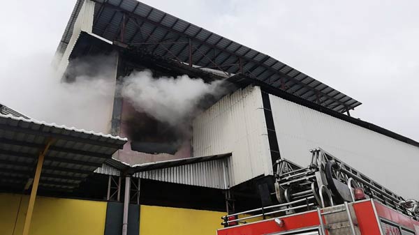 Trabzon'da çay fabrikasında yangın